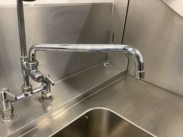 Winterhalter pt-m korvenvaatwasmachine met aan- en afvoertafel - afbeelding 16 van  17