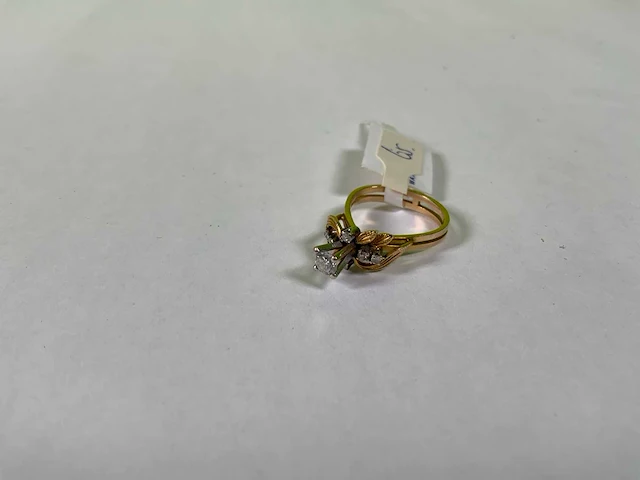 Wit en geelgouden fantasie solitair ring - afbeelding 2 van  3