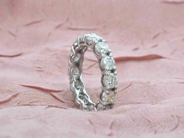 Witgouden alliance ring met briljant geslepen diamanten - afbeelding 4 van  7