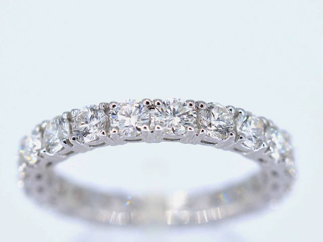 Witgouden alliance ring met diamanten - afbeelding 1 van  6