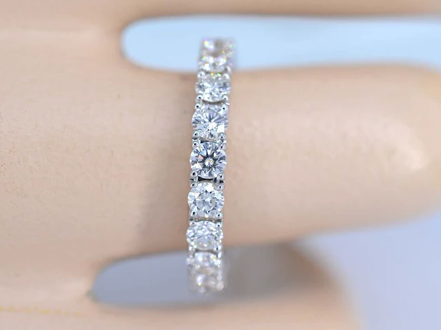 Witgouden alliance ring met diamanten - afbeelding 2 van  6
