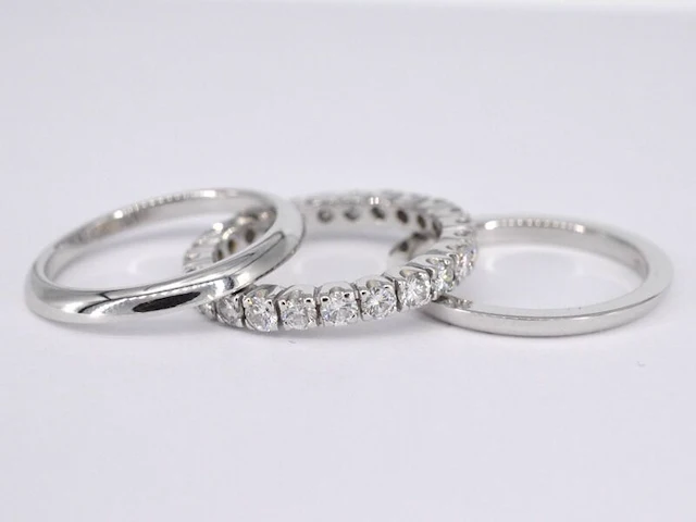 Witgouden alliance ring met diamanten - afbeelding 4 van  8
