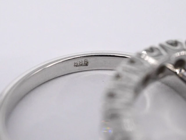 Witgouden alliance ring met diamanten - afbeelding 6 van  8