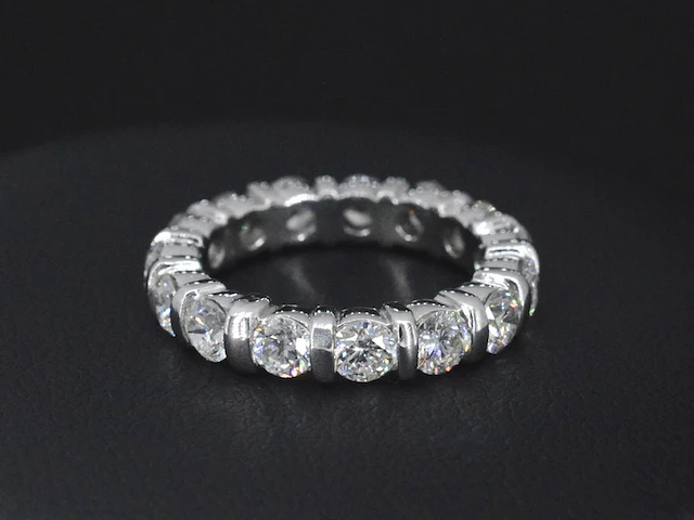 Witgouden alliance ring met diamanten - afbeelding 1 van  5