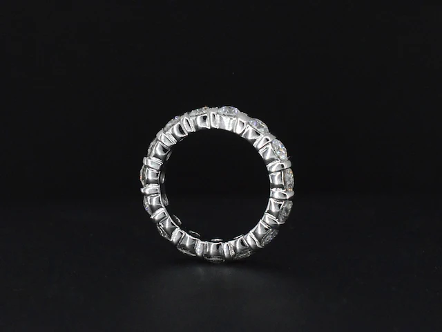 Witgouden alliance ring met diamanten - afbeelding 2 van  5