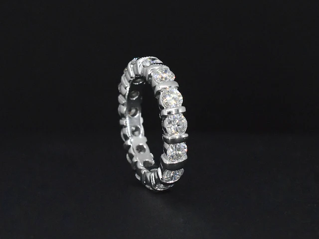 Witgouden alliance ring met diamanten - afbeelding 3 van  5