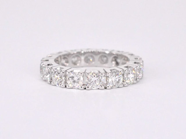 Witgouden alliance ring met diamanten - afbeelding 8 van  11