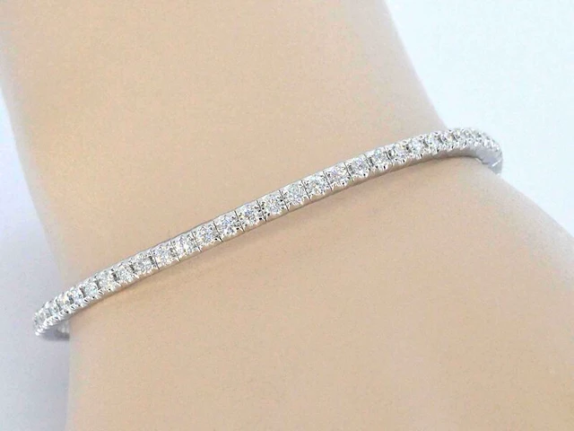 Witgouden armband met briljant geslepen diamanten en een onzichtbare sluiting - afbeelding 2 van  9