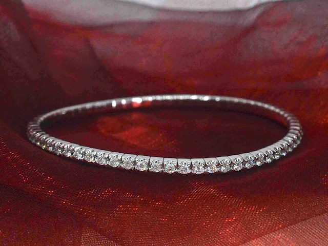 Witgouden armband met briljant geslepen diamanten en een onzichtbare sluiting - afbeelding 5 van  9