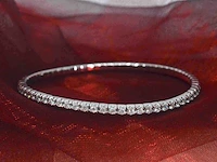 Witgouden armband met briljant geslepen diamanten en een onzichtbare sluiting - afbeelding 5 van  9