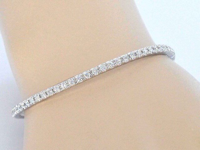 Witgouden armband met briljant geslepen diamanten en een onzichtbare sluiting - afbeelding 2 van  7