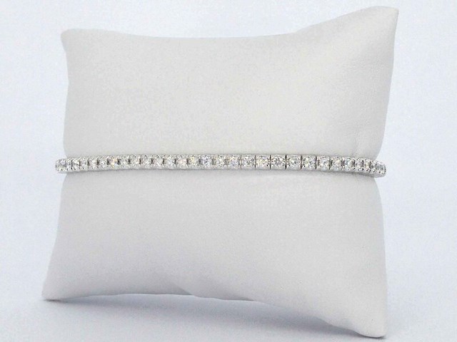 Witgouden armband met briljant geslepen diamanten en een onzichtbare sluiting - afbeelding 3 van  7