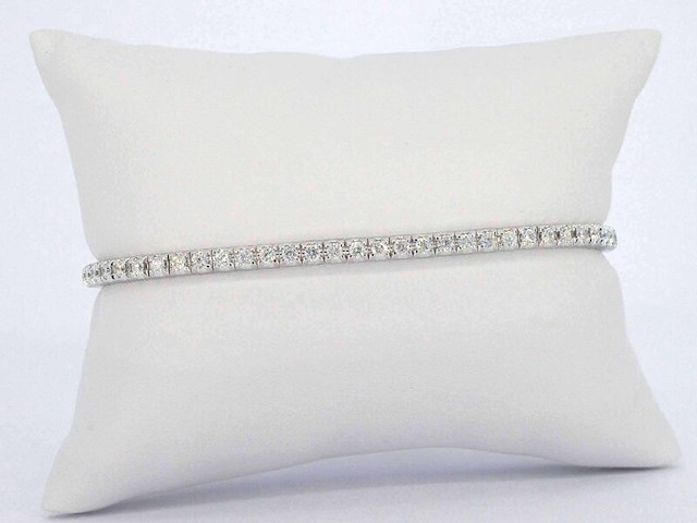 Witgouden armband met briljant geslepen diamanten en een onzichtbare sluiting - afbeelding 4 van  7