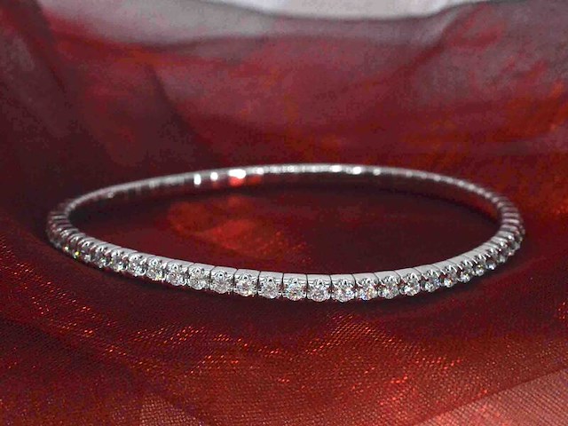 Witgouden armband met briljant geslepen diamanten en een onzichtbare sluiting - afbeelding 5 van  7