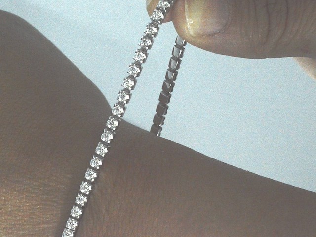 Witgouden armband met briljant geslepen diamanten en een onzichtbare sluiting - afbeelding 7 van  7