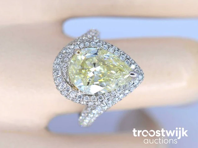 Witgouden bijzondere diamanten ring met een pear shape diamant van 3.00 carat - afbeelding 2 van  7