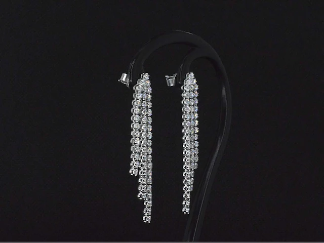 Witgouden chandelier oorbellen met hoge kwaliteit diamanten - afbeelding 4 van  8