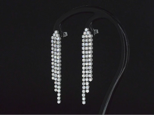 Witgouden chandelier oorbellen met hoge kwaliteit diamanten - afbeelding 5 van  8