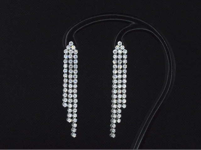 Witgouden chandelier oorbellen met hoge kwaliteit diamanten - afbeelding 6 van  8