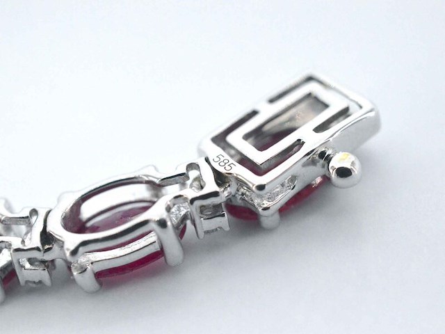 Witgouden collier met diamanten en robijn - afbeelding 9 van  10