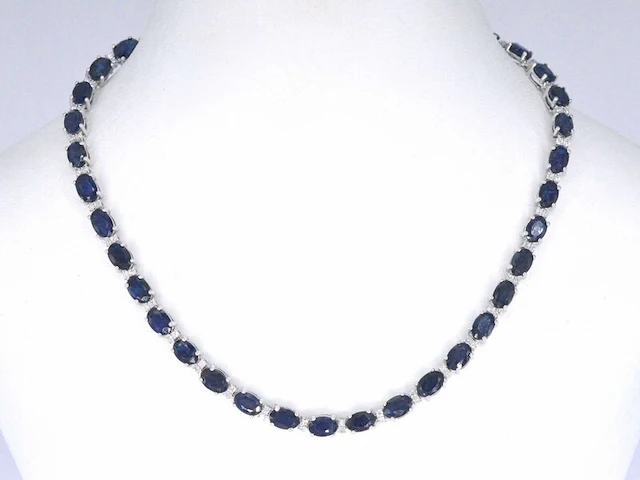 Witgouden collier met diamanten en saffier - afbeelding 1 van  10