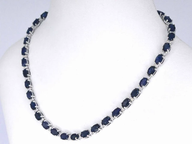 Witgouden collier met diamanten en saffier - afbeelding 4 van  10