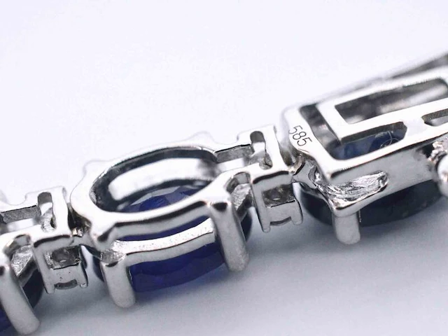 Witgouden collier met diamanten en saffier - afbeelding 9 van  10