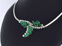 Witgouden collier met diamanten en smaragden