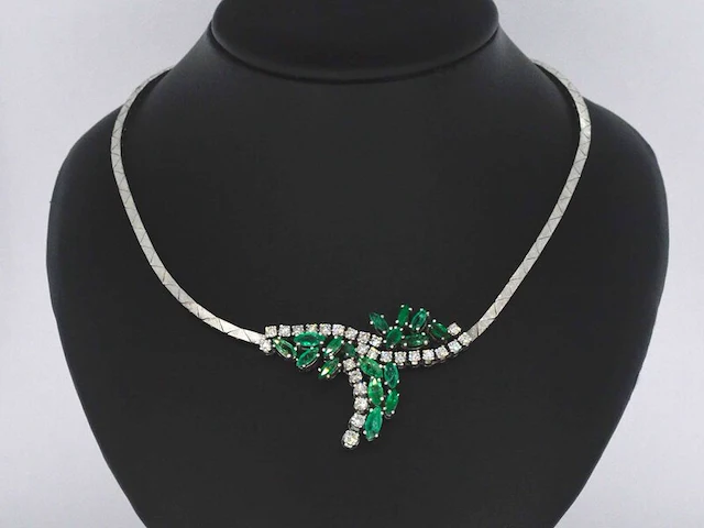 Witgouden collier met diamanten en smaragden - afbeelding 2 van  9