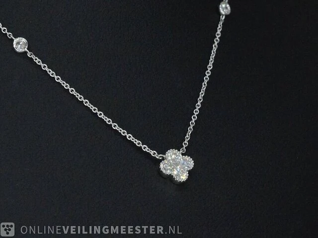 Witgouden collier met diamanten hanger klaver vier - afbeelding 1 van  7