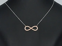 Witgouden collier met een rosegouden diamanten infinity hanger - afbeelding 2 van  9