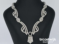 Witgouden collier rijk bezet met briljant geslepen diamanten en een saffier - afbeelding 1 van  10
