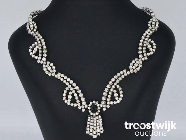 Witgouden collier rijk bezet met briljant geslepen diamanten en een saffier - afbeelding 3 van  10