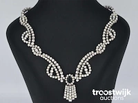 Witgouden collier rijk bezet met briljant geslepen diamanten en een saffier - afbeelding 3 van  10