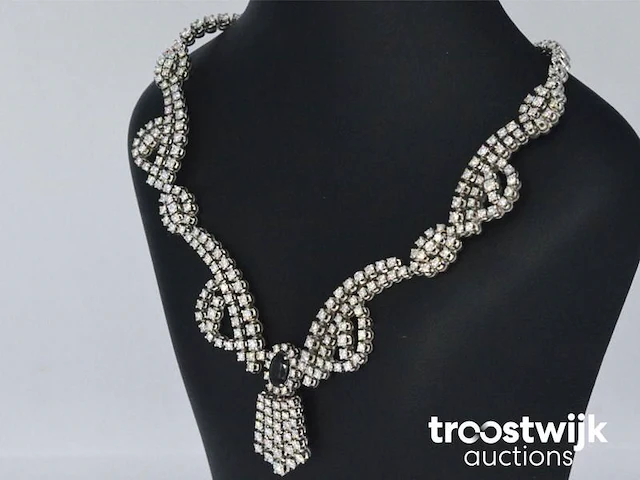 Witgouden collier rijk bezet met briljant geslepen diamanten en een saffier - afbeelding 4 van  10