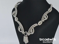 Witgouden collier rijk bezet met briljant geslepen diamanten en een saffier - afbeelding 4 van  10