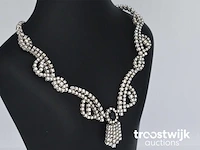 Witgouden collier rijk bezet met briljant geslepen diamanten en een saffier - afbeelding 5 van  10