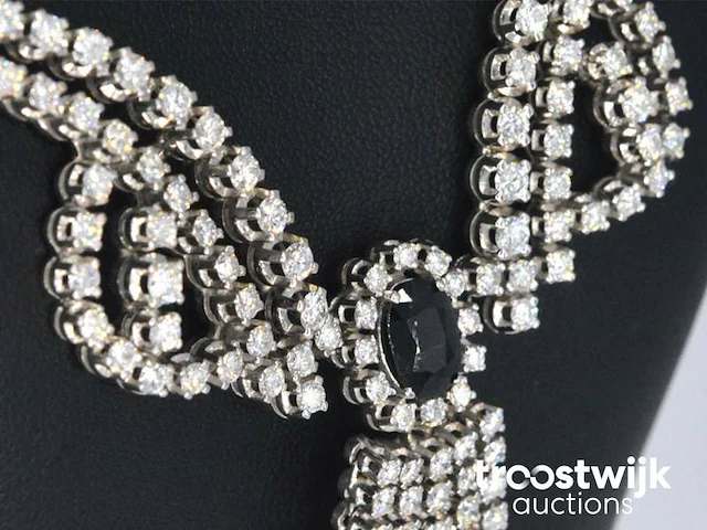 Witgouden collier rijk bezet met briljant geslepen diamanten en een saffier - afbeelding 7 van  10