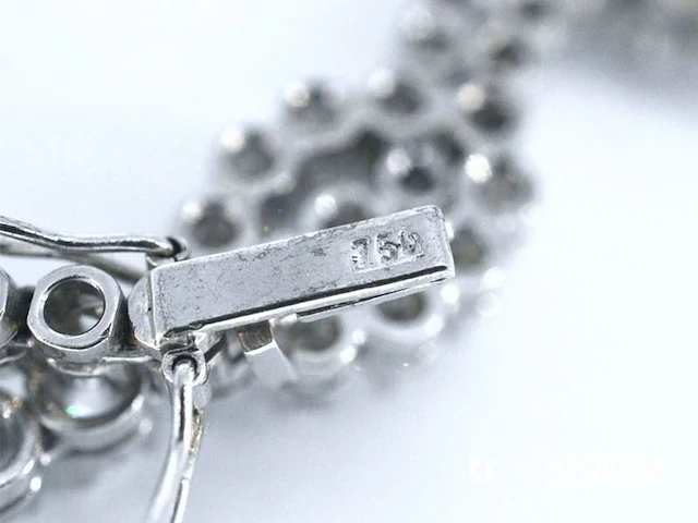 Witgouden collier rijk bezet met briljant geslepen diamanten en een saffier - afbeelding 9 van  10