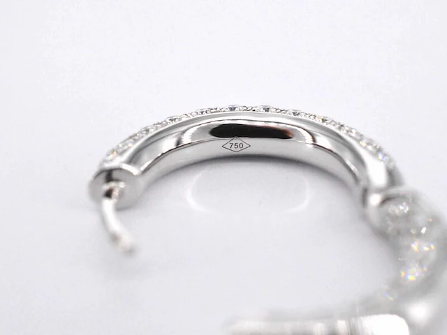 Witgouden creolen met briljant geslepen diamanten - afbeelding 7 van  10