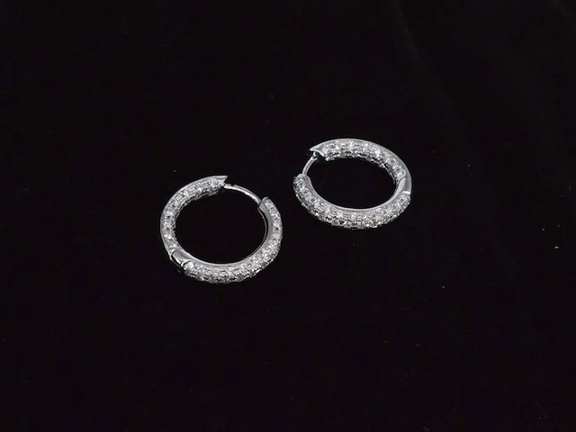 Witgouden creolen met briljant geslepen diamanten - afbeelding 8 van  10