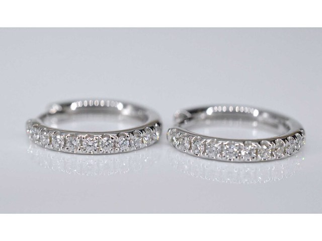 Witgouden creolen met diamanten - afbeelding 4 van  5