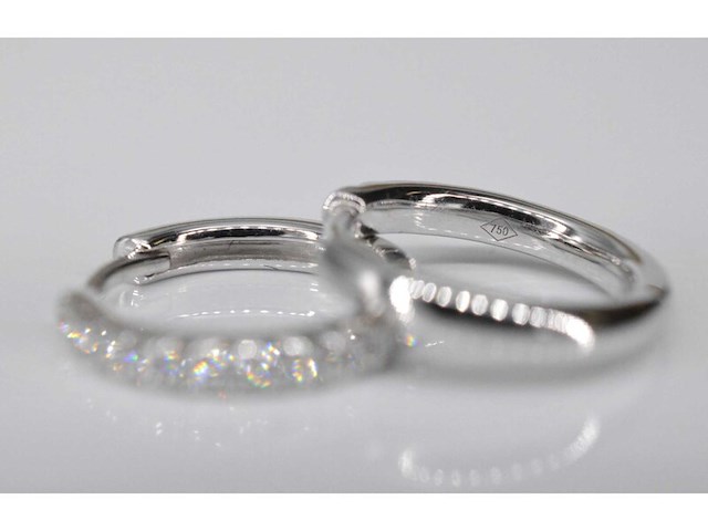 Witgouden creolen met diamanten - afbeelding 5 van  5