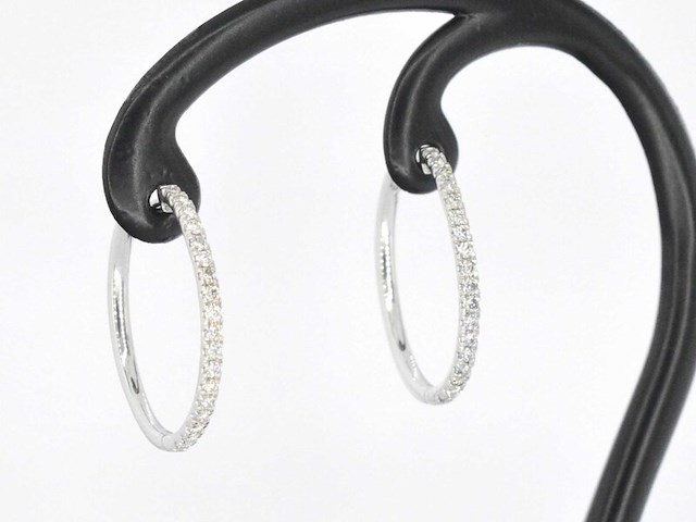 Witgouden creolen oorbellen met diamanten - afbeelding 4 van  9