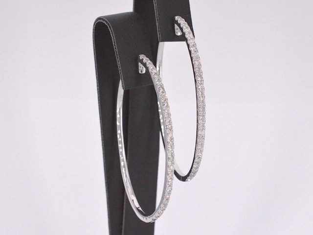 Witgouden creolen oorbellen met diamanten - afbeelding 4 van  7