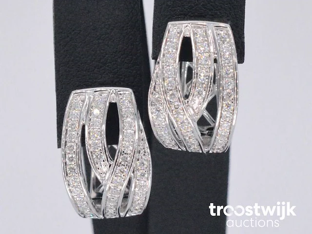 Witgouden design oorbellen met briljanten diamanten - afbeelding 1 van  8