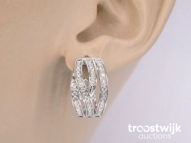 Witgouden design oorbellen met briljanten diamanten - afbeelding 2 van  8