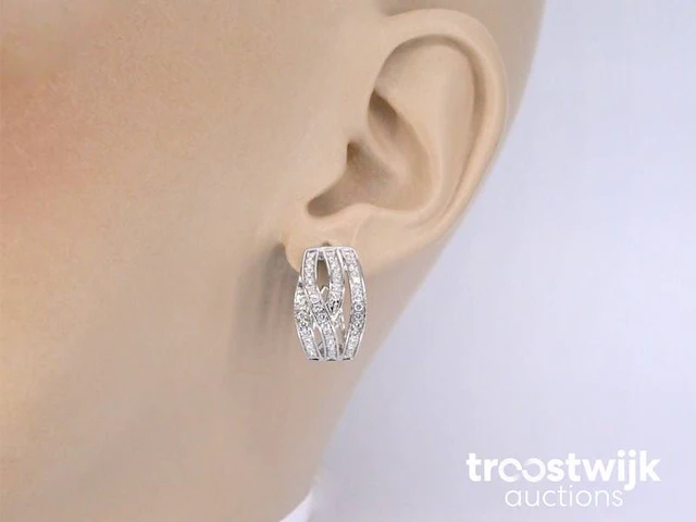 Witgouden design oorbellen met briljanten diamanten - afbeelding 3 van  8