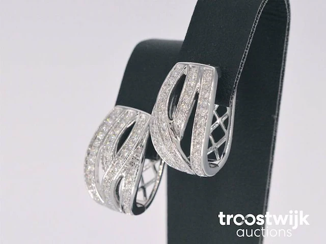Witgouden design oorbellen met briljanten diamanten - afbeelding 4 van  8
