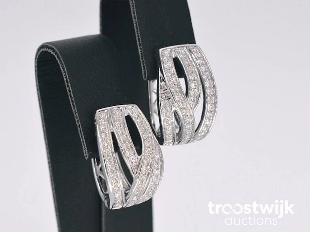 Witgouden design oorbellen met briljanten diamanten - afbeelding 5 van  8